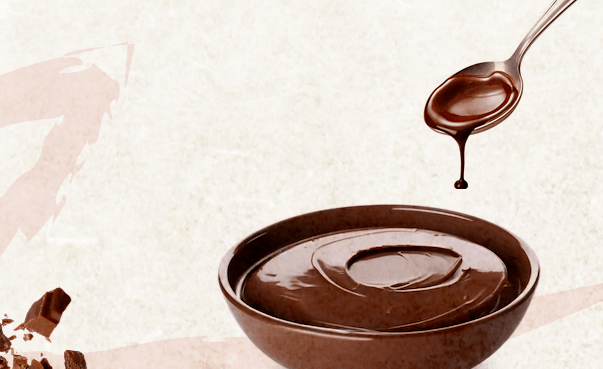 pote com chocolate derretido e uma colher com um pouco