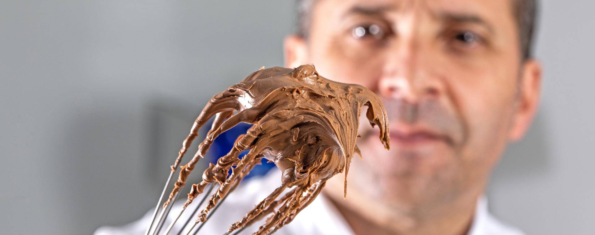 CHEF BERTRAND SEGURANDO UM fouet